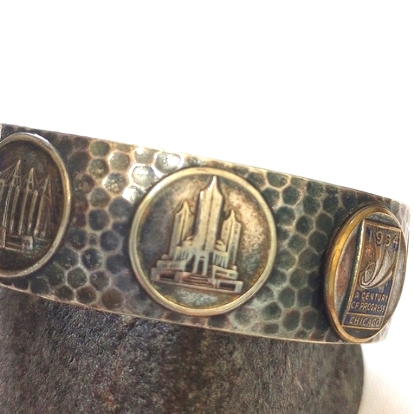 1934 Chicago Worlds Fair Cuff Bracelet Souvenir hammered silvertone - Picture 3 of 10